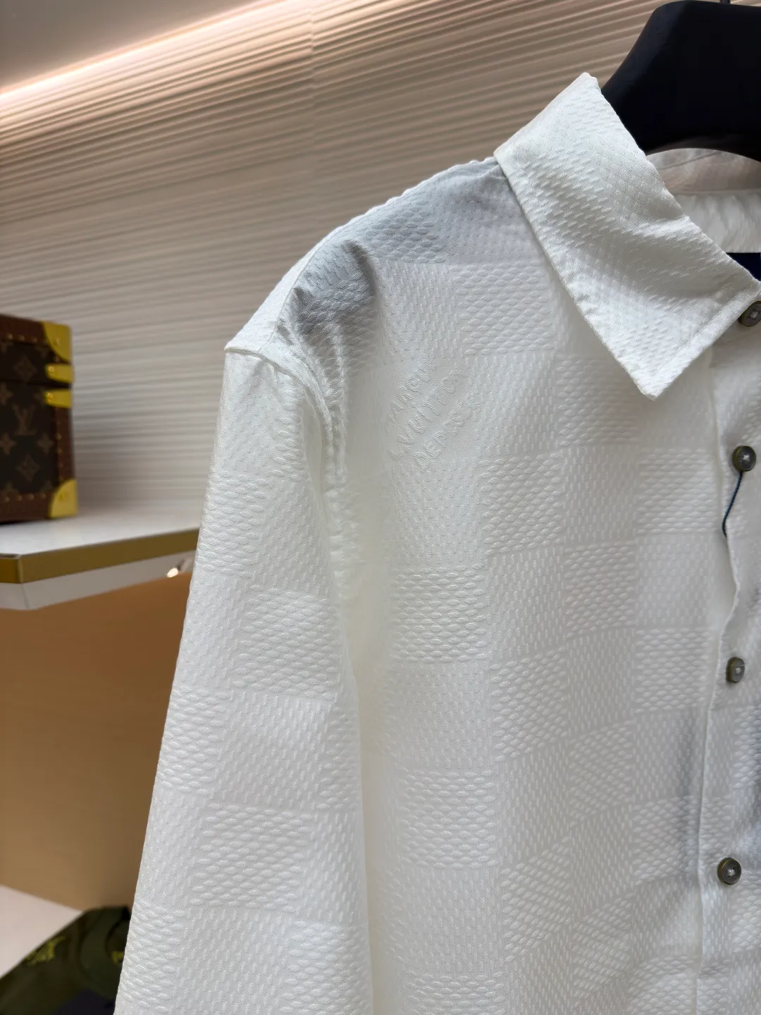 LOUIS VUITTON checkerboard jacquard long-sleeved shirt ●Original version: Purchased and developed by 7269 ●Item number: 1681031-A85 ●Fabric: mulberry silk fabric ●Technology: full-width jacquard production ●Version: fitted version ●Weight: about 280 grams ●Size: S-M-L-XL ●Description: Customized mulberry silk jacquard fabric, 75D high temperature, fermented fabric wash, customized buttons, customized logo, jacquard embellishment to upgrade the gorgeous style of woolen evening suit with exquisite luster texture. The overall wiring is straight and delicate, the fabric is comfortable and soft, and the color is consistent without color difference. It can be matched with the same style to create a fashionable look and control various occasions. Customized accessories, complete with three standards, same style for men and women!